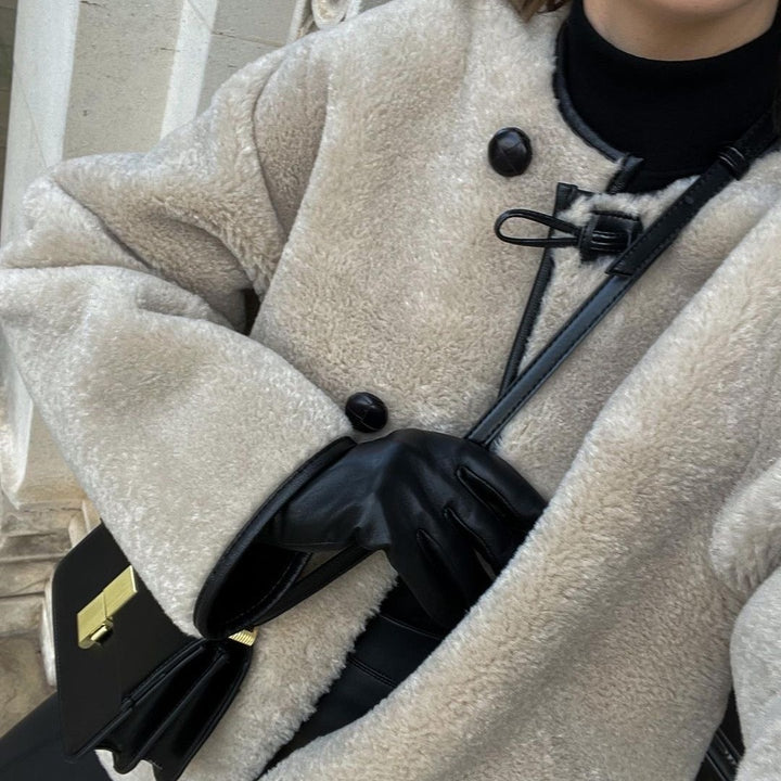 Damen nan kurz geschnittene Teddyjacke mit Knebelverschluss, runder Halslinie und kontrastierenden Kanten Drune