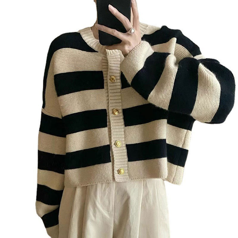 Damen Strickjacke mit dekorativem Streifenmuster und goldenen Knöpfen Drune