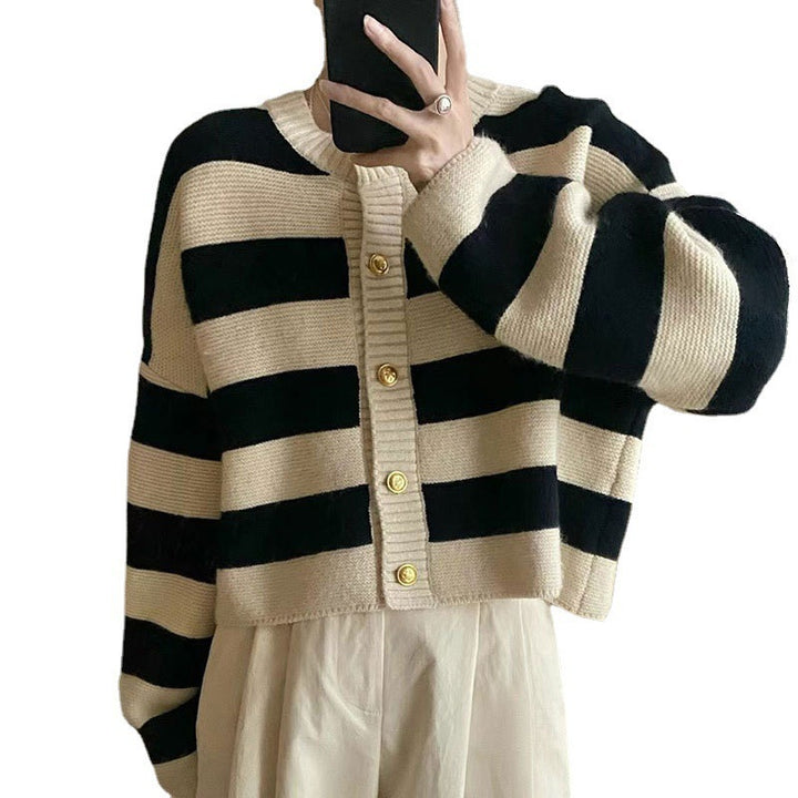Damen Strickjacke mit dekorativem Streifenmuster und goldenen Knöpfen Drune