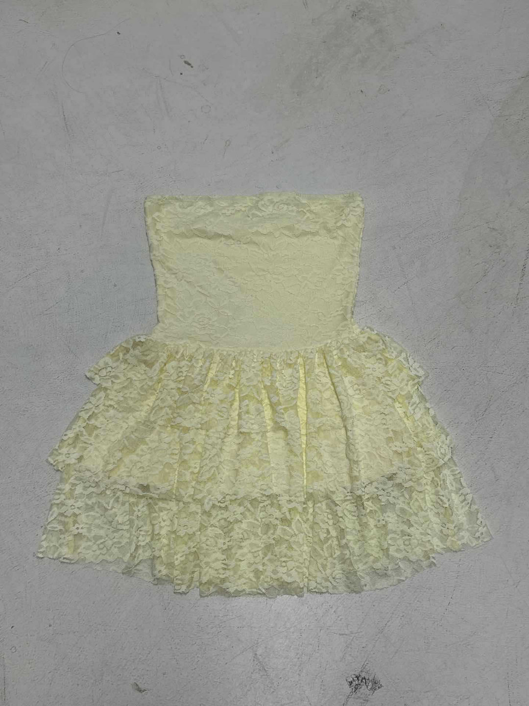 Damen Spitzenkleid mit voluminösem Rock und trägerlosem Design Drune
