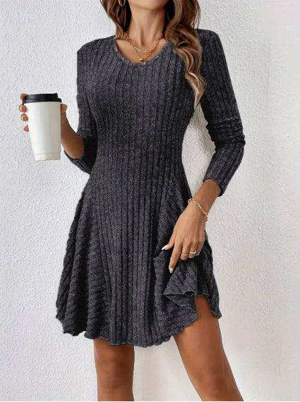 Damen Strickkleid mit V-Ausschnitt und Rüschendetails Drune