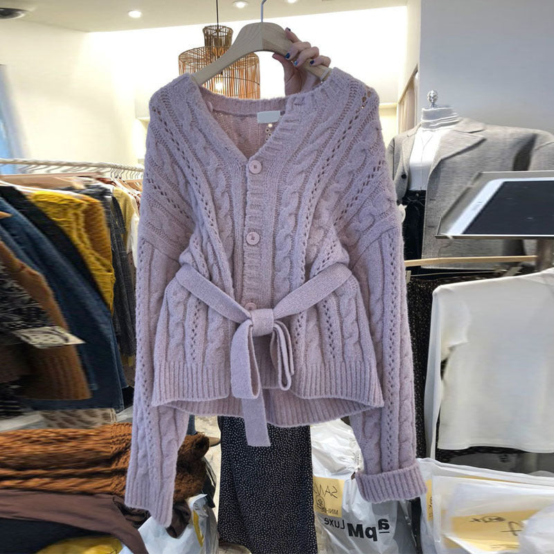 Damen Strickjacke mit Taillengürtel und Zopfmuster Drune