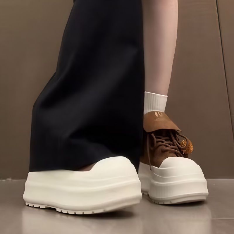 Damen Sportliche Plateau-Sneaker mit verspielten Anhängern Drune