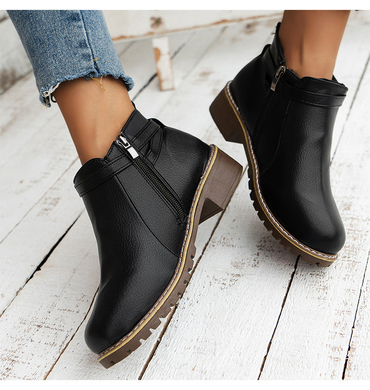 Damen nan Stiefelette mit doppelten Zierriemen, profilierter Traktorsohle und niedrigem Blockabsatz Drune