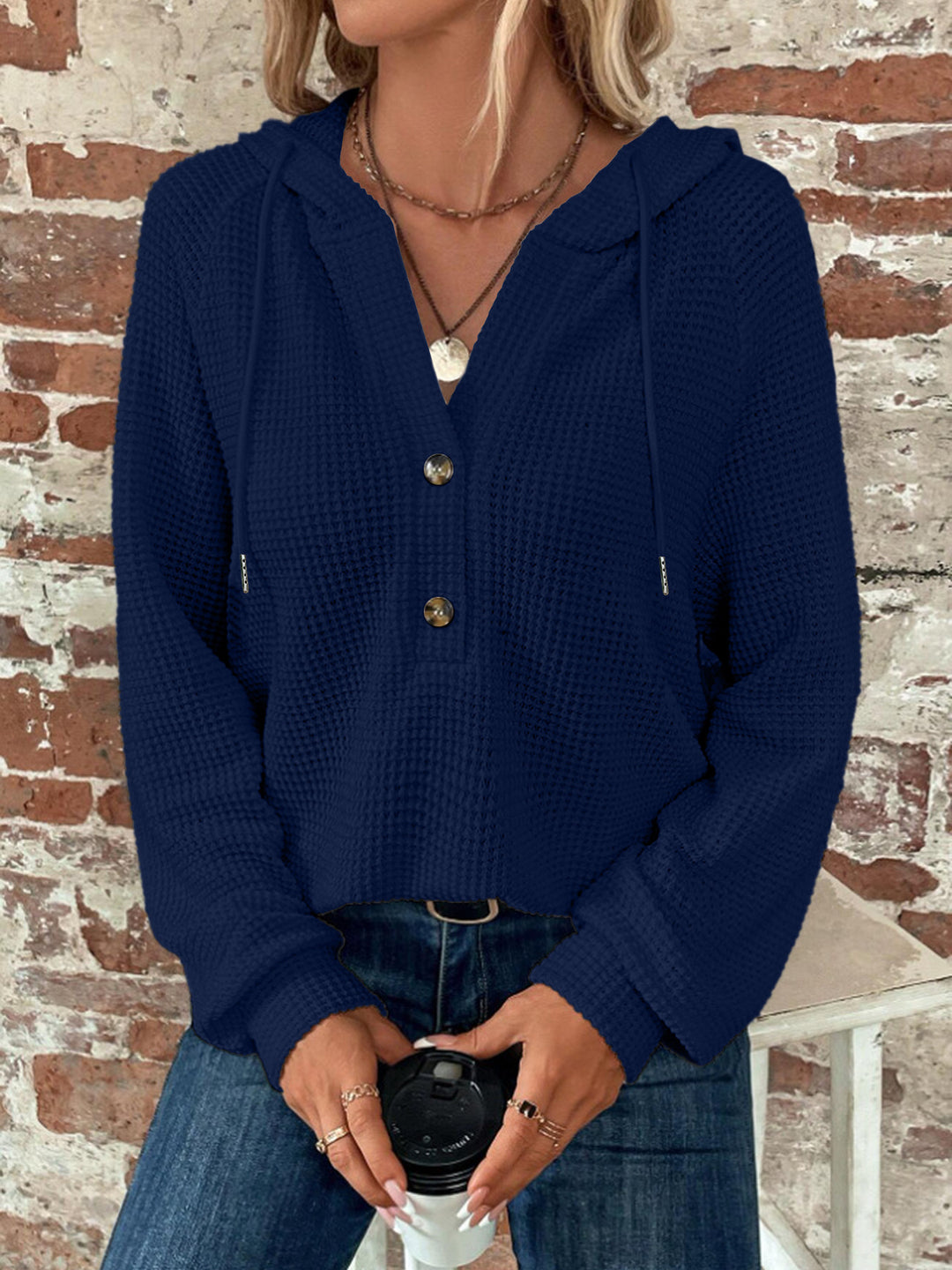 Damen cropped Kapuzenpullover mit strukturiertem Stoff und dekorativen Knöpfen Drune