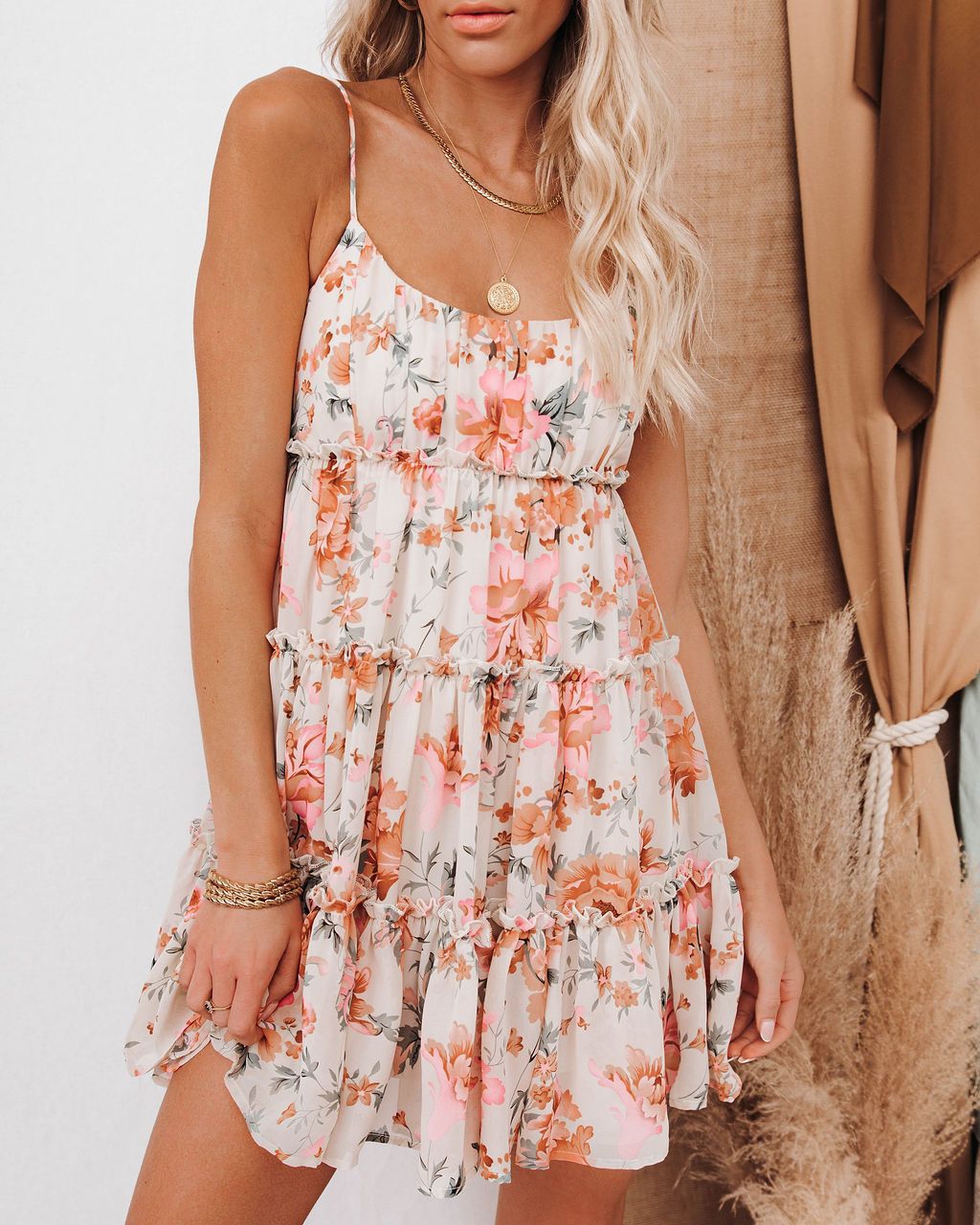 Damen Sommerliches Rüschens Kleid mit floralen Akzenten und verstellbaren Spaghettiträgern Drune