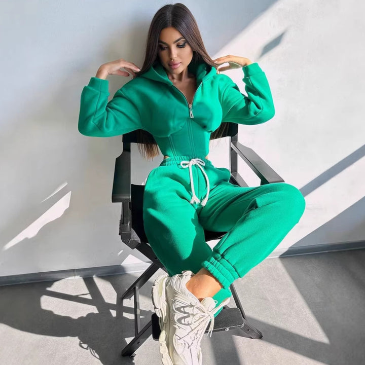 Damen Sportoutfit mit trendiger cropped Jacke und modischen Jogginghosen Drune