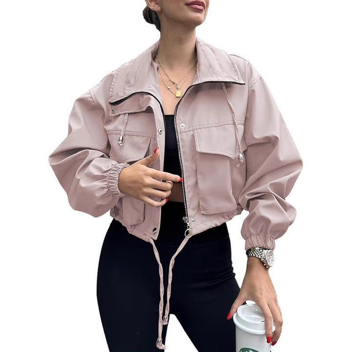 Damen nan kurze Utility-Jacke mit Kordelzug-Taillierung, Fronttaschen und Reißverschluss-Detail Drune