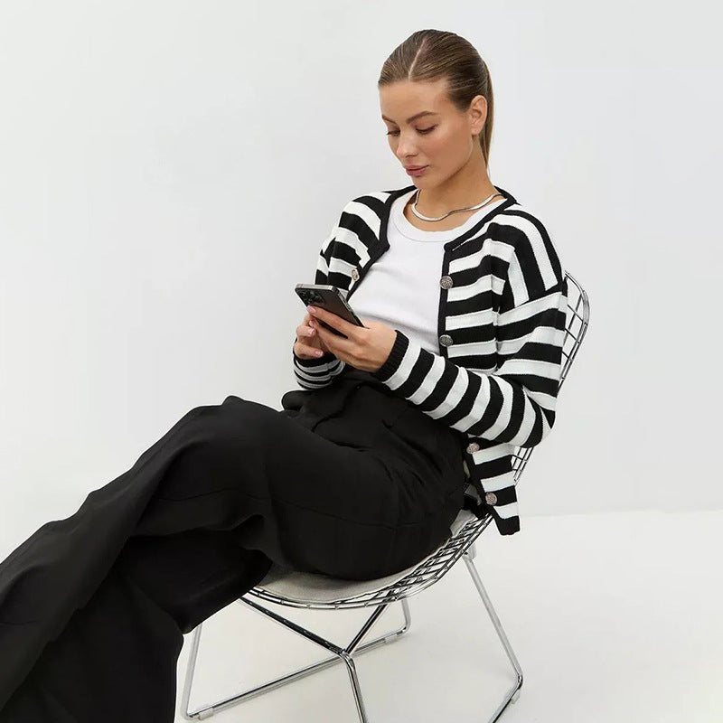 Damen Strickjacke mit modischem Streifenmuster und eleganten Knöpfen Drune