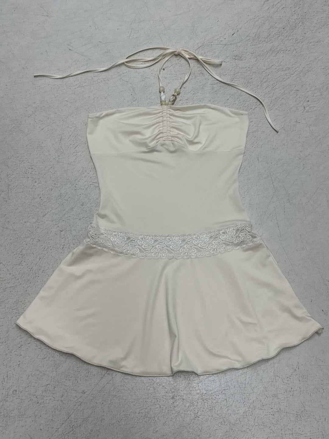 Damen stilvolles Badeoutfit mit gerafftem Oberteil und Spitzenbesatz Drune