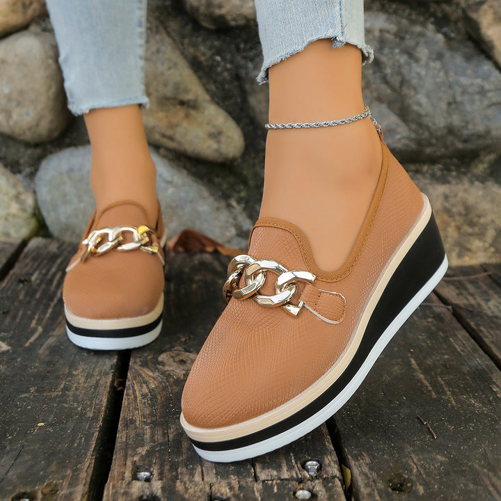 Damen slip-on Plateau-Loafer mit dekorativer Metallkette, strukturiertem Kunstleder und gepolstertem Komfortfußbett Drune