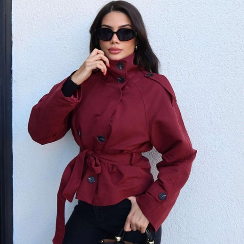Damen nan kurztaillierte Trenchjacke mit hohem Stehkragen, doppeltreihiger Knopfleiste und taillierbarem Bindegürtel Drune
