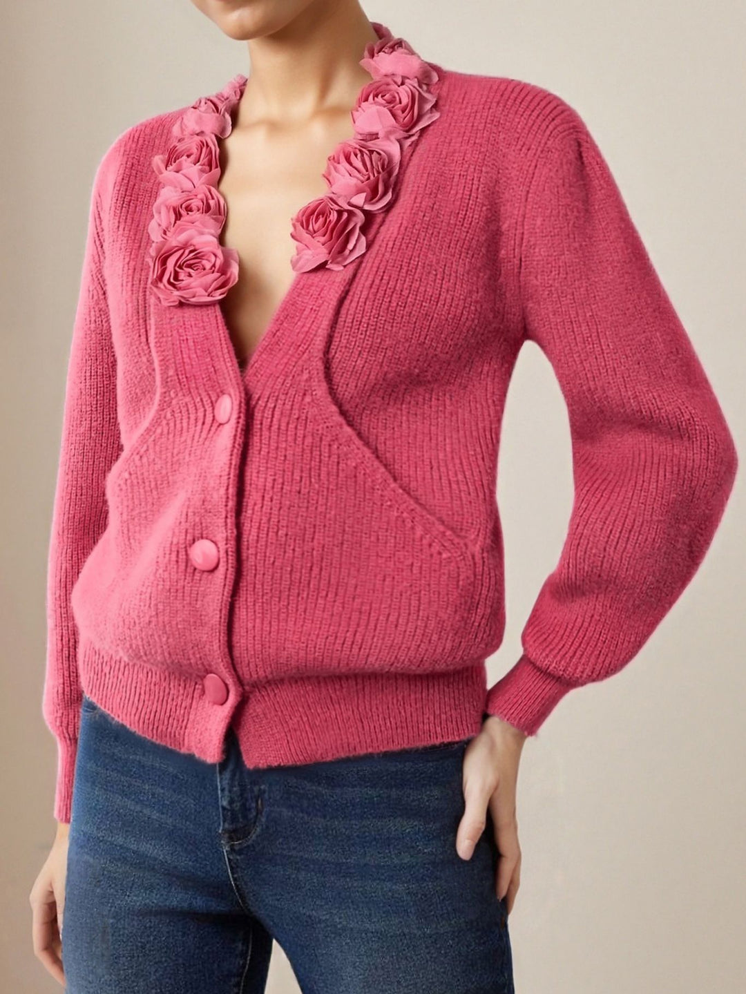 Damen Strickjacke mit floraler Applikation und tiefem V-Ausschnitt Drune