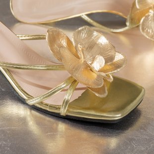 Damen elegante Riemensandaletten mit floralen Applikationen und glänzenden Goldakzenten Drune