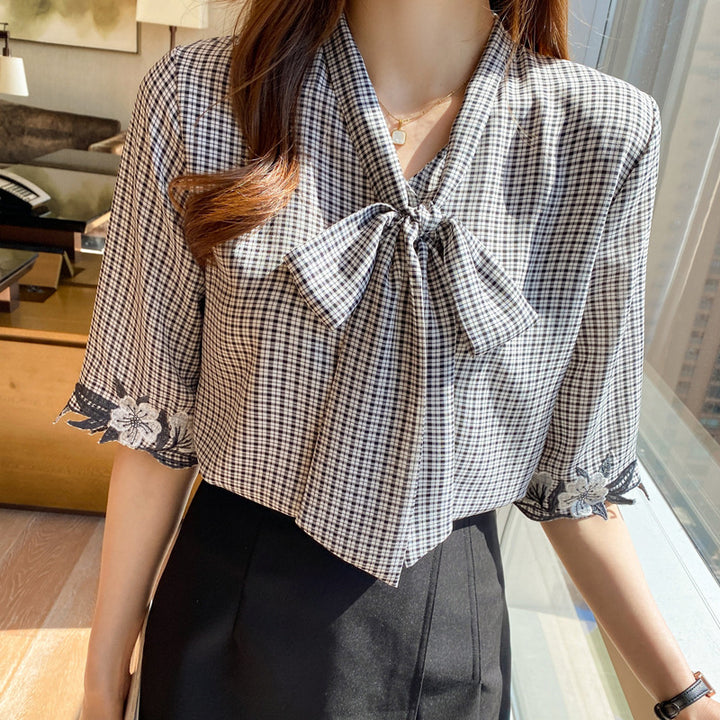 Damen Bluse mit dekorativem Schleifenkragen und floralem Spitzenbesatz Drune
