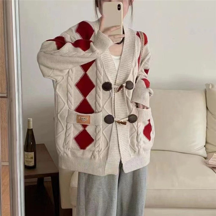 Damen Grob gestrickter Cardigan mit romantischem Rautenmuster und dekorativen Holzknöpfen Drune