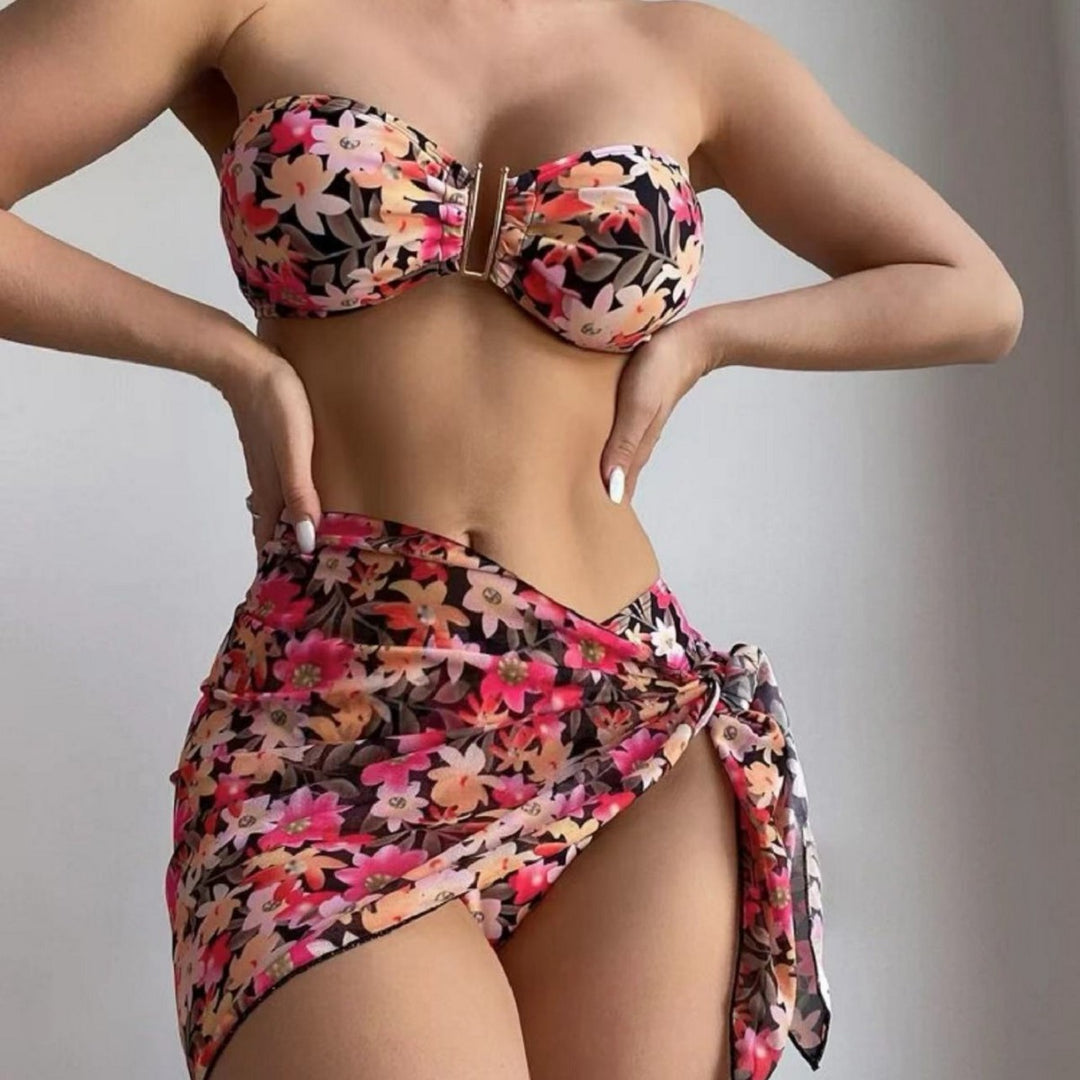 Damen Bikini-Set mit elegantem Bandeau-Oberteil und floralem Wickelrock Drune