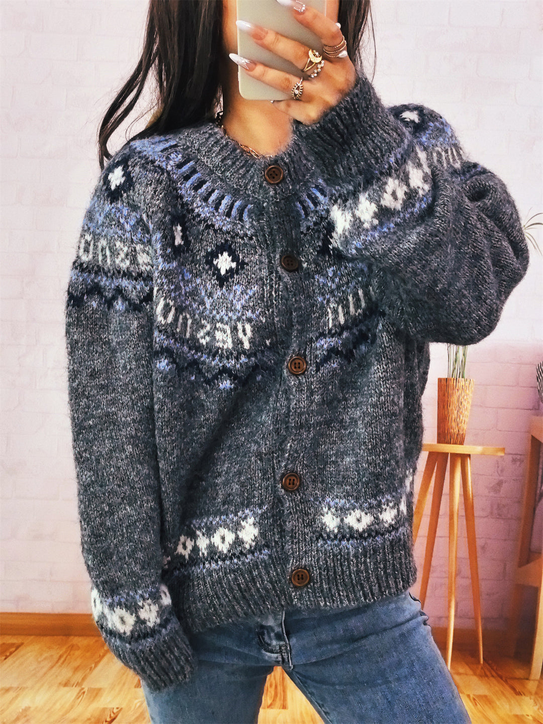Damen Strickjacke mit buntem nordischen Muster und hochwertigen Holzknöpfen Drune