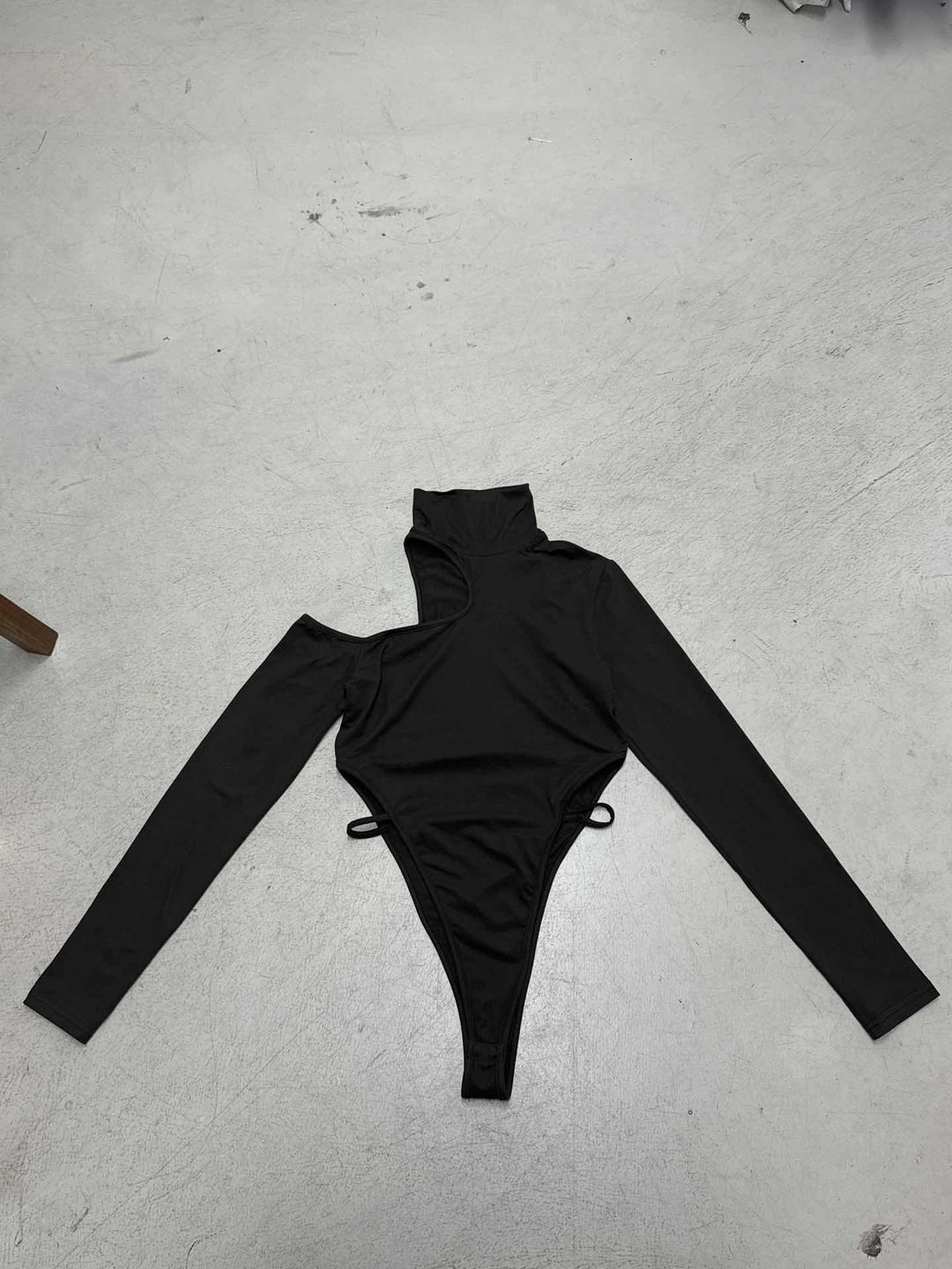 Damen Body mit asymmetrischem Schnitt und hohen Rüschen Drune