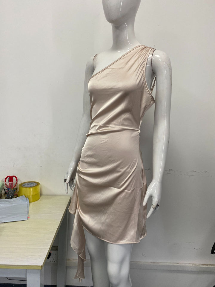 Damen Elegantes Ein-Schulter Kleid mit fließendem Schnitt und asymmetrischem Saum Drune