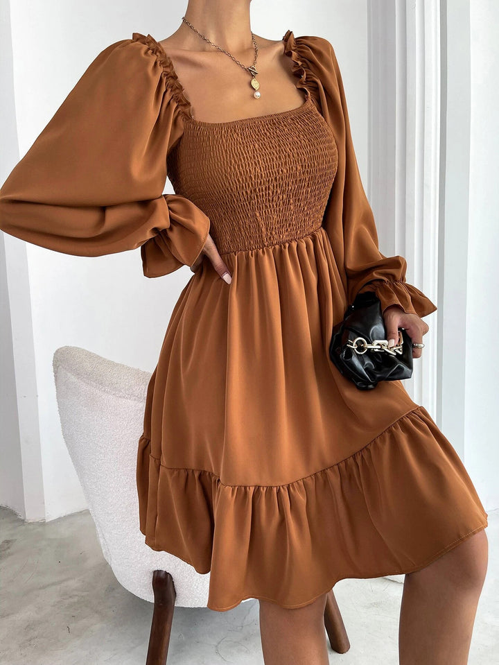 Damen eingearbeitetes Minikleid mit voluminösen Rüschenärmeln und Square-Neck Drune