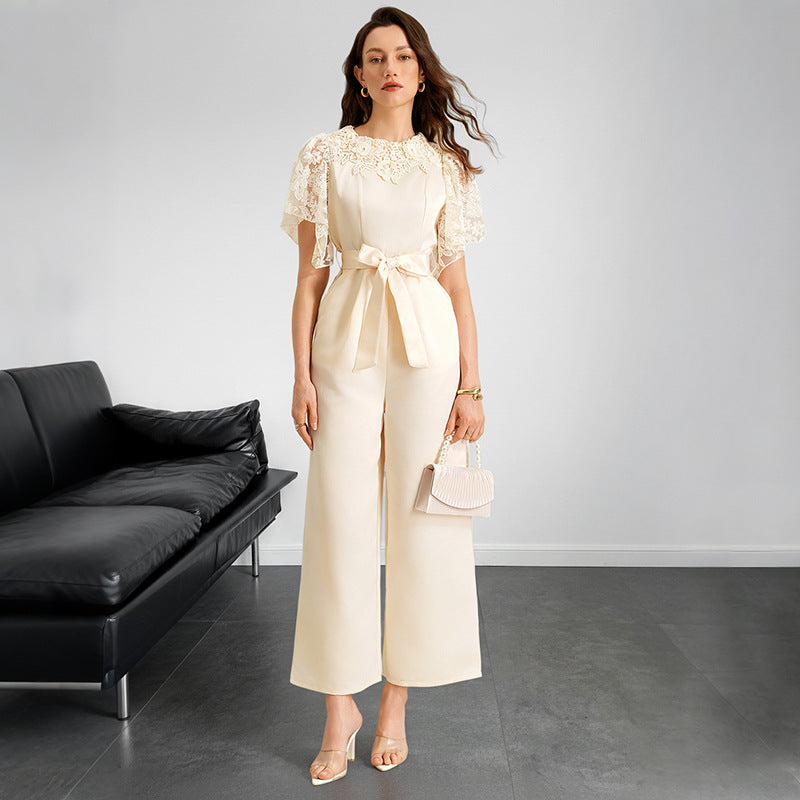 Damen Jumpsuit mit romantischem Spitzeneinsatz und Bindegürtel Drune