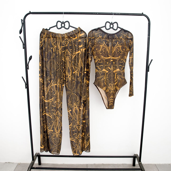 Damen modisches Badeoutfit mit langärmeligen Oberteil und lässigen Pants Drune