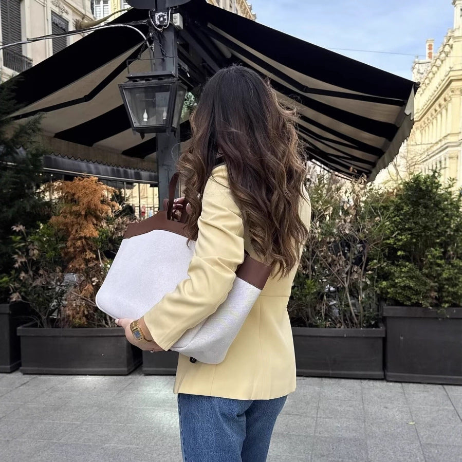 Damen nan taillierter knopfblazer mit Rundhalsausschnitt und angedeuteten Pattentaschen Drune