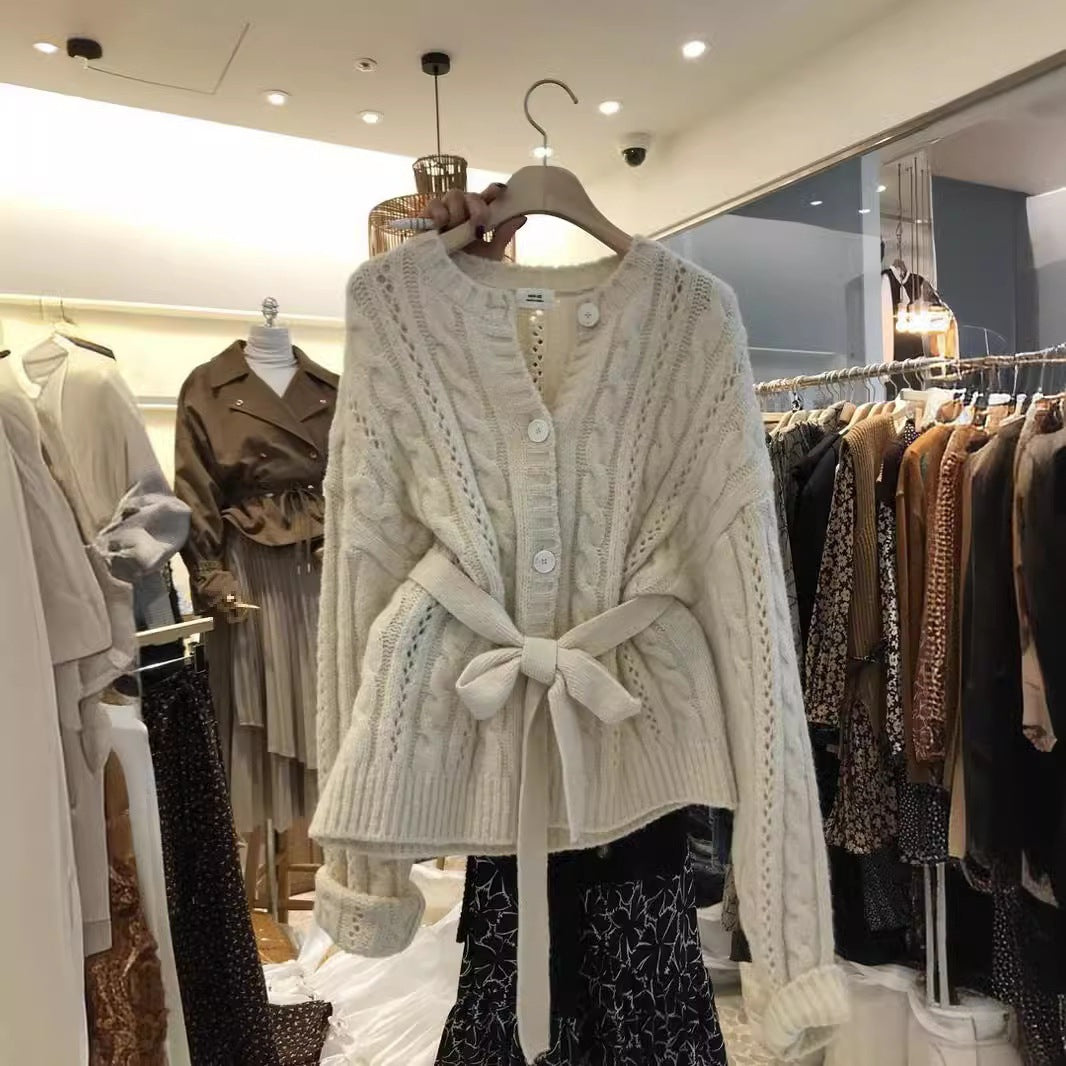 Damen Strickjacke mit Taillengürtel und Zopfmuster Drune