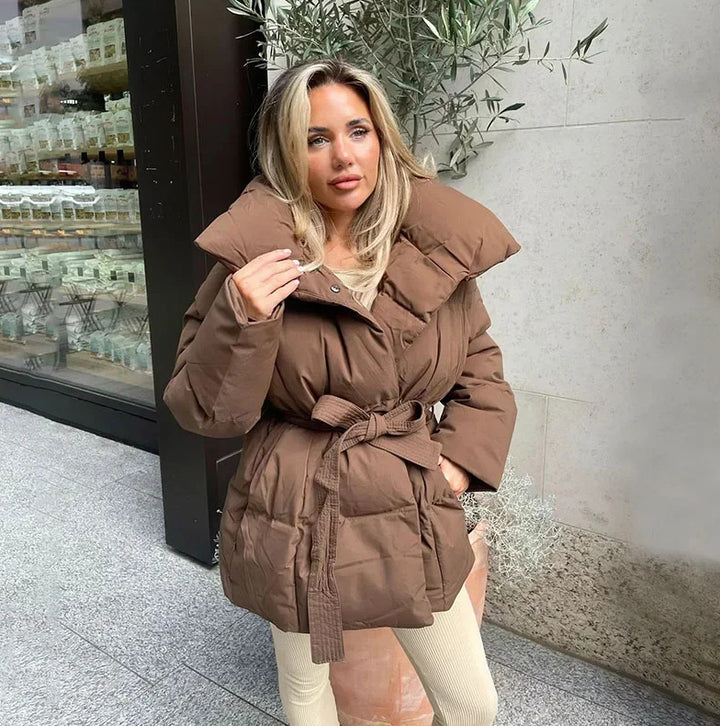 Drune | Gepolsterte Damen Pufferjacke mit Gürtel und Hochkragen