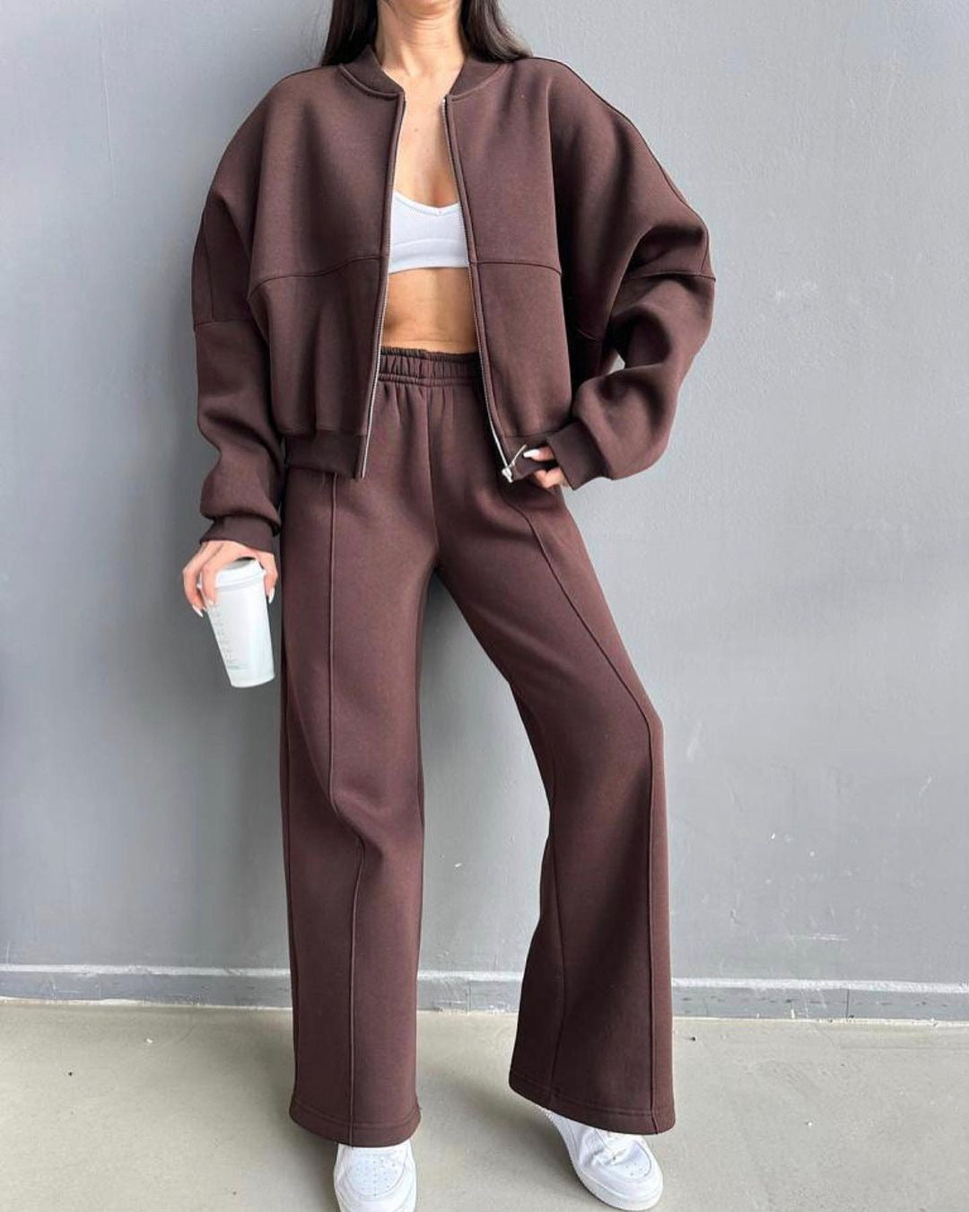 Damen Freizeitlook mit lässiger Zip-Jacke und weit geschnittener Hose Drune