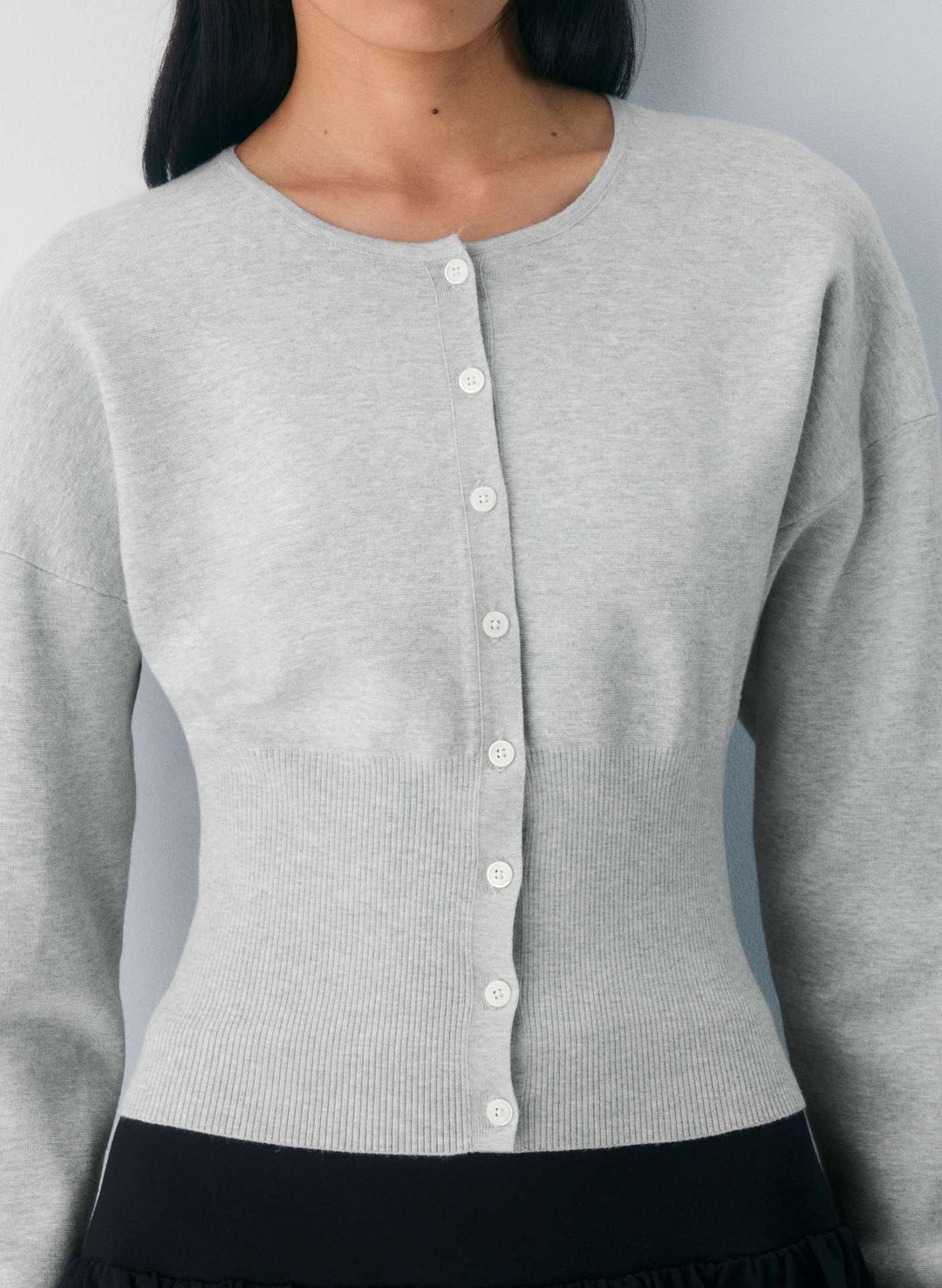 Damen modische, eng geschnittene Strickjacke mit Knopfleiste Drune