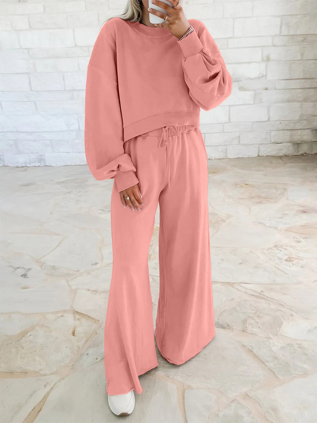 Damen gemütliches Sport-Set mit lässigem cropped Sweatshirt und weitem Hosen Schnitt Drune