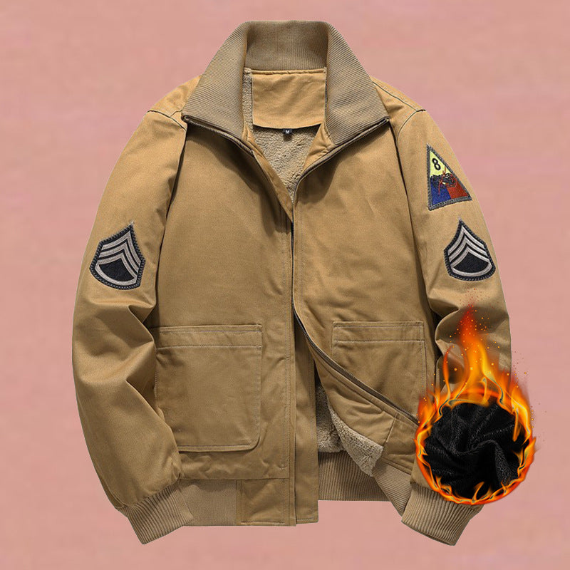 Herren nan militärisch inspirierte Bomberjacke mit aufgesetzten Patches, verdecktem Reißverschluss und elastischen Bündchen Drune