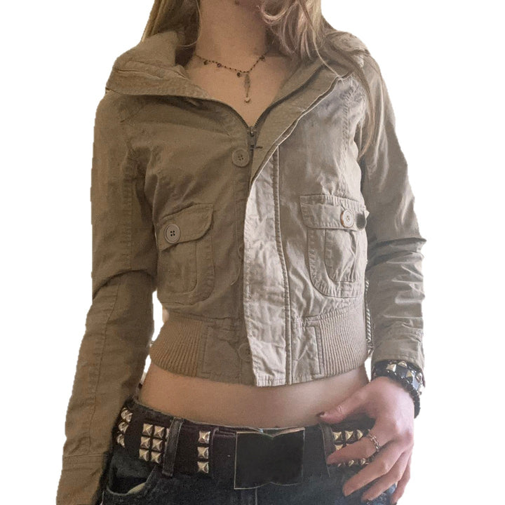 Damen nan kurze Utility-Blousonjacke mit hohem Stehkragen, Pattentaschen und elastischem Bund Drune