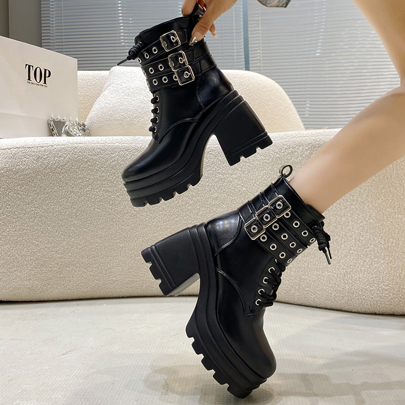 Damen Chunky Stiefel mit dekorativen Riemen und robustem Profil Drune