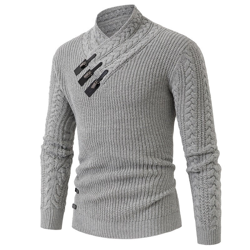 Herren nan Strickpullover mit Schalkragen, Zopfmuster und markanten Schnallenverschlüssen Drune