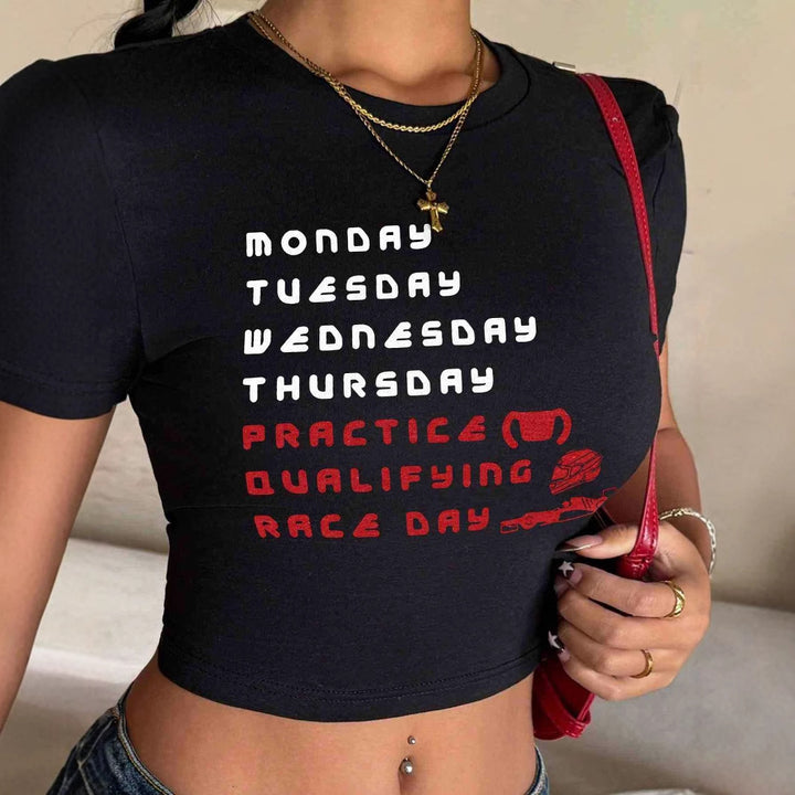Damen Crop-T-Shirt mit stylischem Rennsport-Motiv und charmantem Schriftzug Drune
