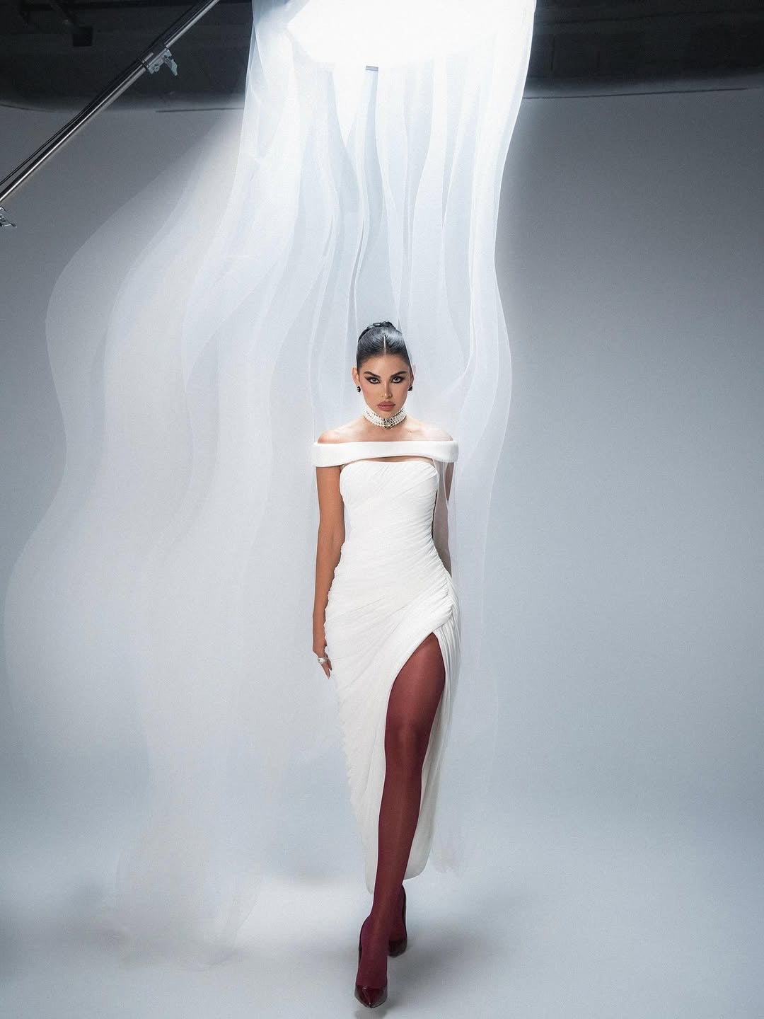 Damen Elegantes, schulterfreies Maxikleid mit raffinierten Drapierungen und hohem Schlitz Drune