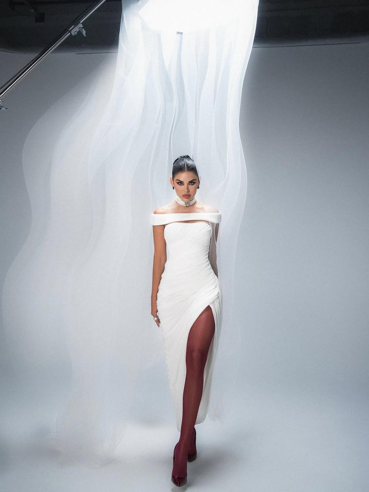 Damen Elegantes, schulterfreies Maxikleid mit raffinierten Drapierungen und hohem Schlitz Drune