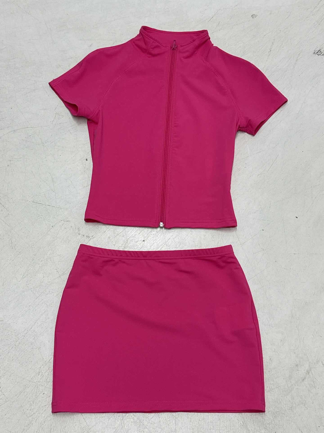 Damen sportliches Set mit kurzem Oberteil und Rock Drune