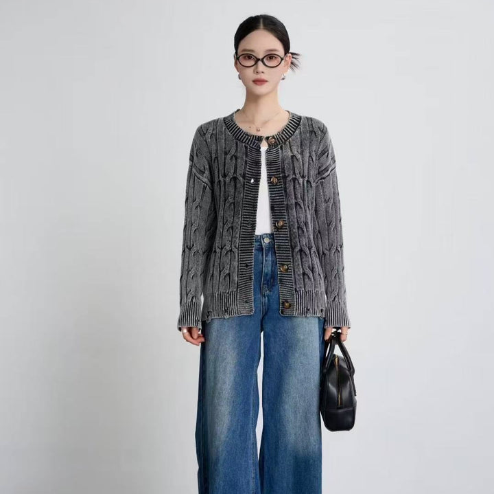 Damen Strickjacke mit elegantem Zopfdesign und Holzknopfdetails Drune