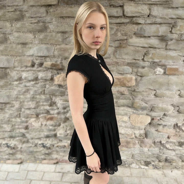 Damen Kleid mit romantischem Rüschensaum und zarten Spitzenakzenten Drune