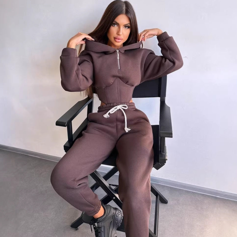 Damen Sportoutfit mit trendiger cropped Jacke und modischen Jogginghosen Drune