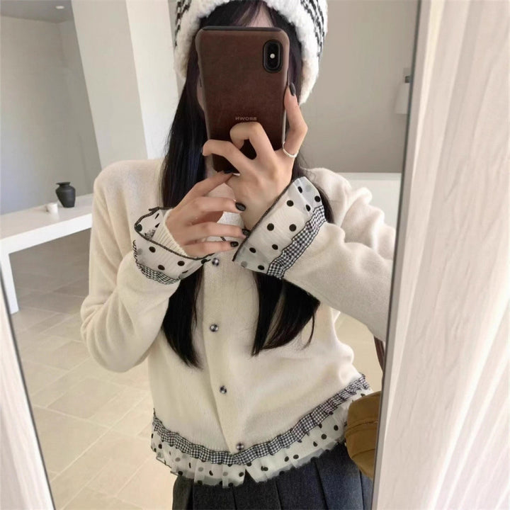 Damen Strickjacke mit dekorativem Rüschen- und Knopfdetail Drune