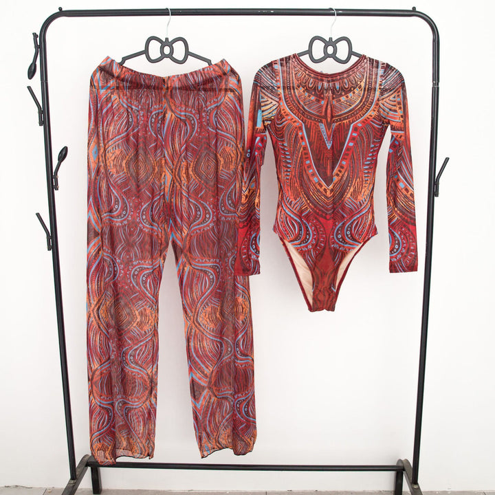 Damen modisches Badeoutfit mit langärmeligen Oberteil und lässigen Pants Drune