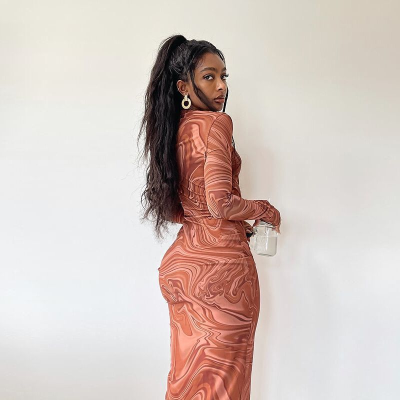 Damen Elegantes Maxikleid mit modernem Marmormuster und figurbetontem Schnitt Drune