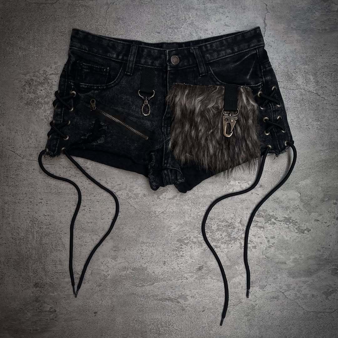 Damen Modische Denim-Shorts mit einzigartigen Lacing-Details und Kunstfell-Applikation Drune