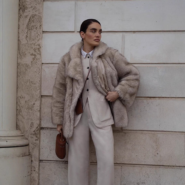 Damen Kunstfelljacke mit voluminösen Ärmeln und luxuriösem Design Drune