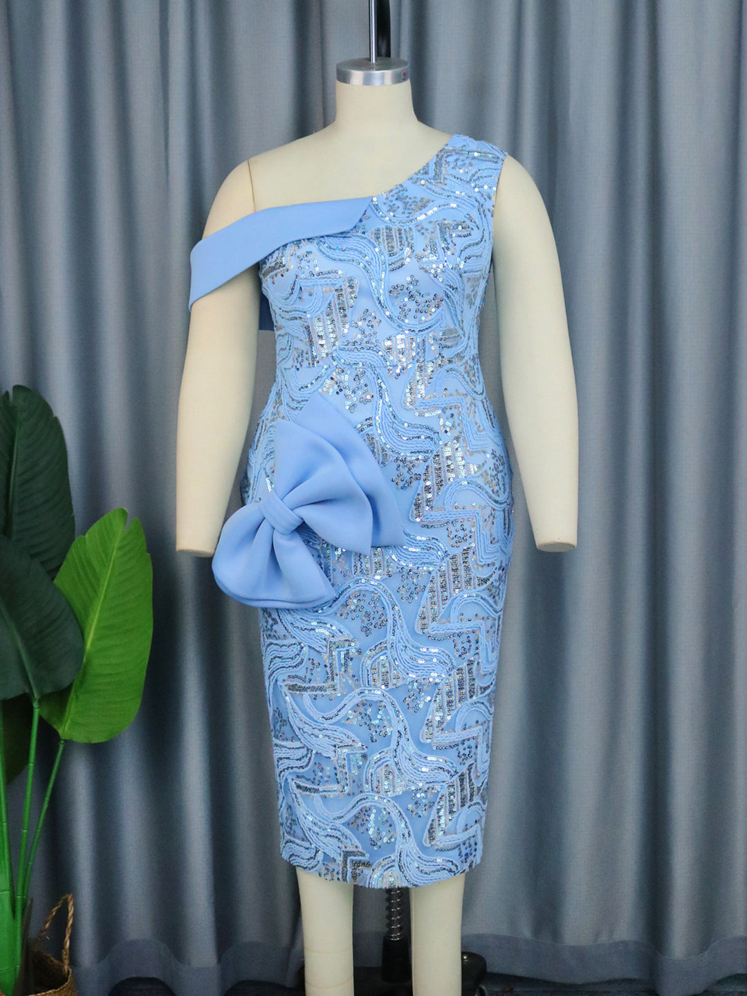 Damen Abendkleid mit asymmetrischem Schnitt und funkelnden Applikationen Drune